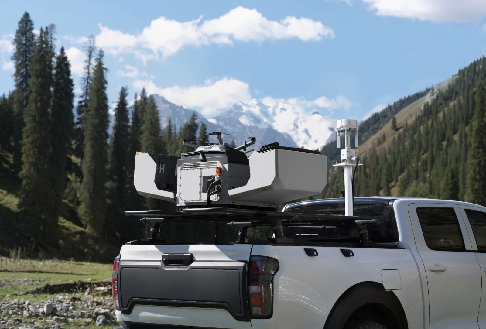DJI — Dock 4 avec Matrice 5TD, scénario sur véhicule en forêt, fonction mobile annoncée pour le premier semestre 2027.