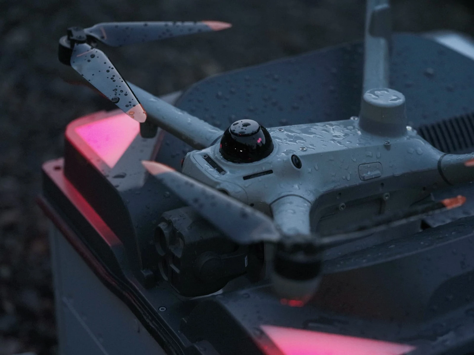 DJI — Matrice 5TD dans la Dock 4 sous la pluie.