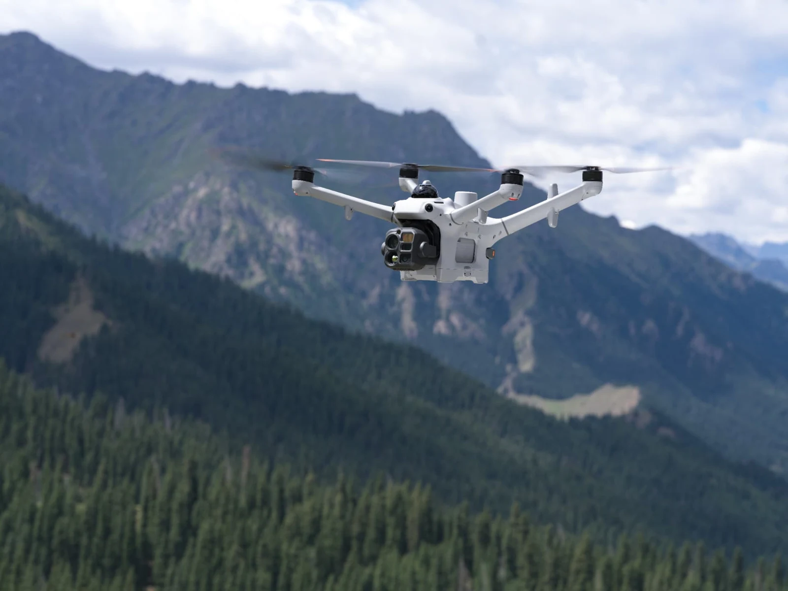 DJI — Matrice 5TD en vol de jour au-dessus d'une forêt.